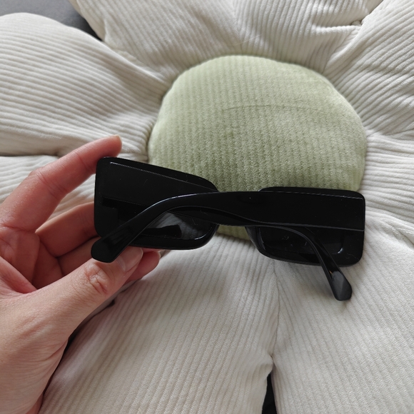 Urban Outfitters Black Rectangular Sunglasses - Picture 2 of 2